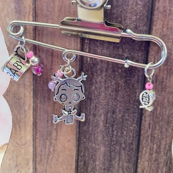 Baby girl 👧🏻 announcement pin brooch - Picture 6 of 15